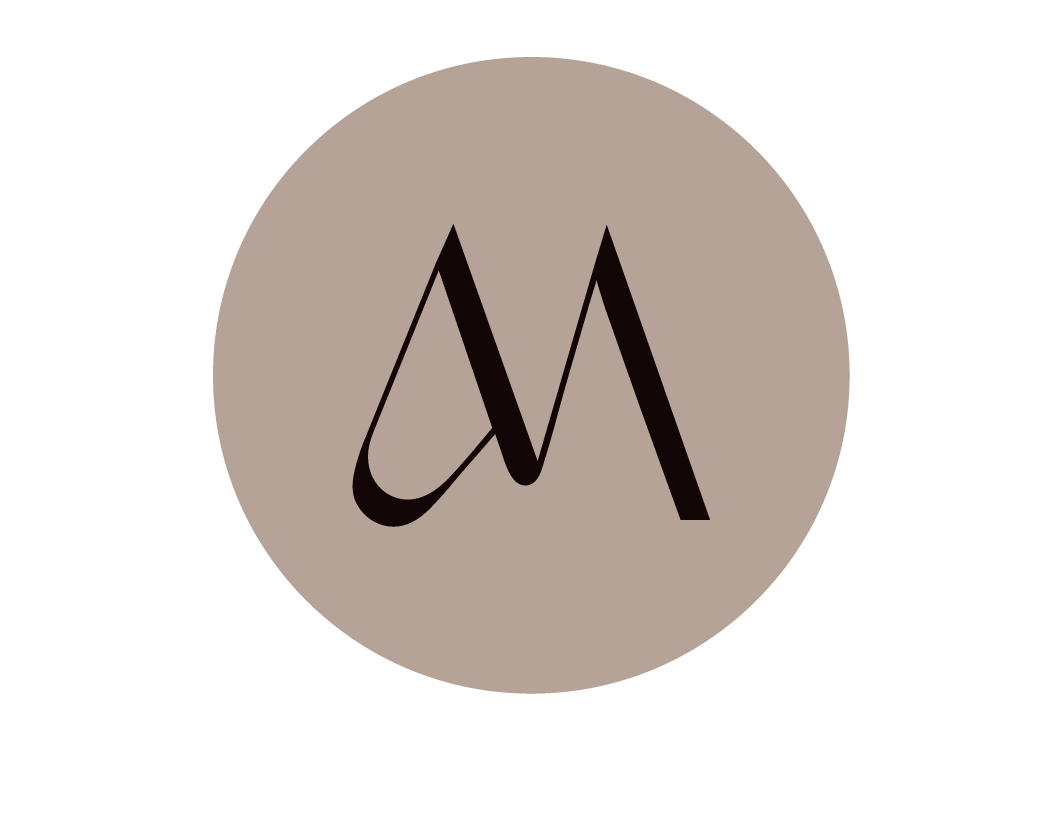 Logo simplifié de la Maison Aylem avec un fond beige foncé et l'écriture marron